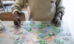 Ein Asylbewerber setzt im Verfahrenszentrum von Boudry NE ein Puzzle zusammen. Foto: Thomas Egli Ein Asylbewerber setzt im Verfahrenszentrum von Boudry NE ein Puzzle zusammen. Foto: Thomas Egli