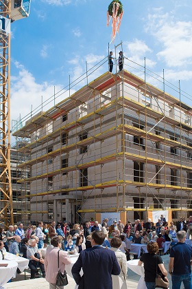 Gute Stimmung herrschte beim Richtfest für die 14 Mehrfamilienhäuser in der Curtiusstraße. Gute Stimmung herrschte beim Richtfest für die 14 Mehrfamilienhäuser in der Curtiusstraße.