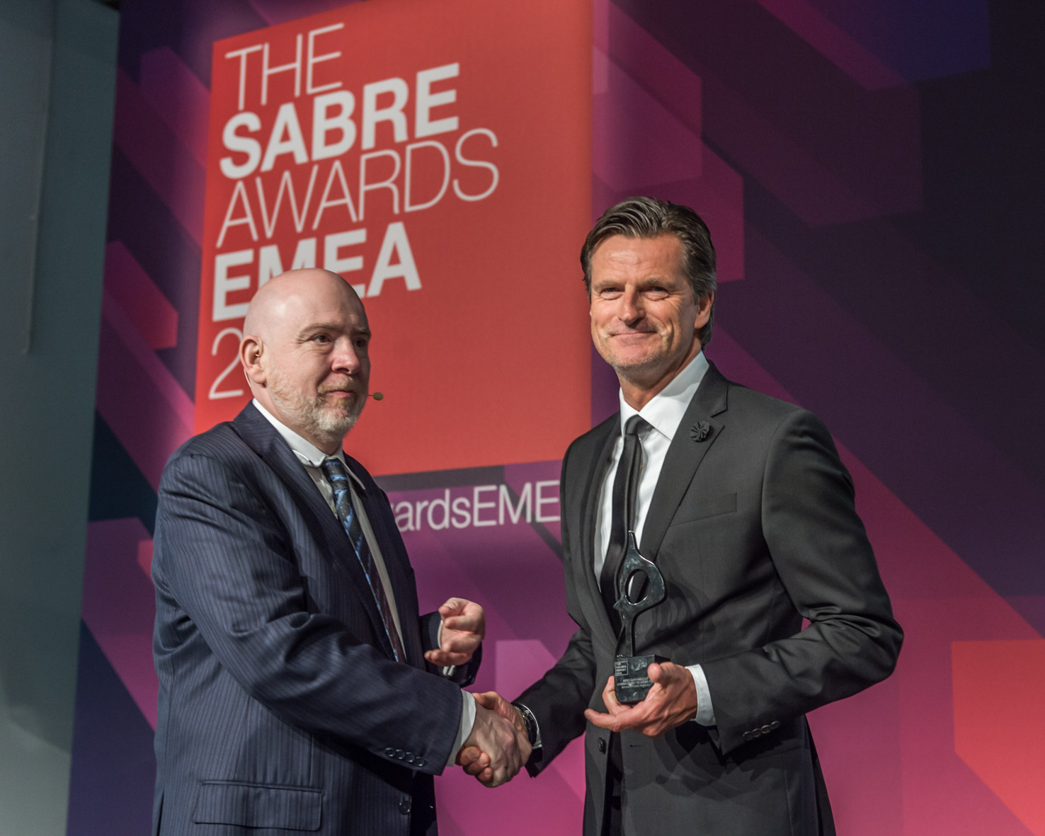 Paul Holmesüberreicht Christoph Schwartz den Sabre Award (Bildquelle: The Holmes Report)