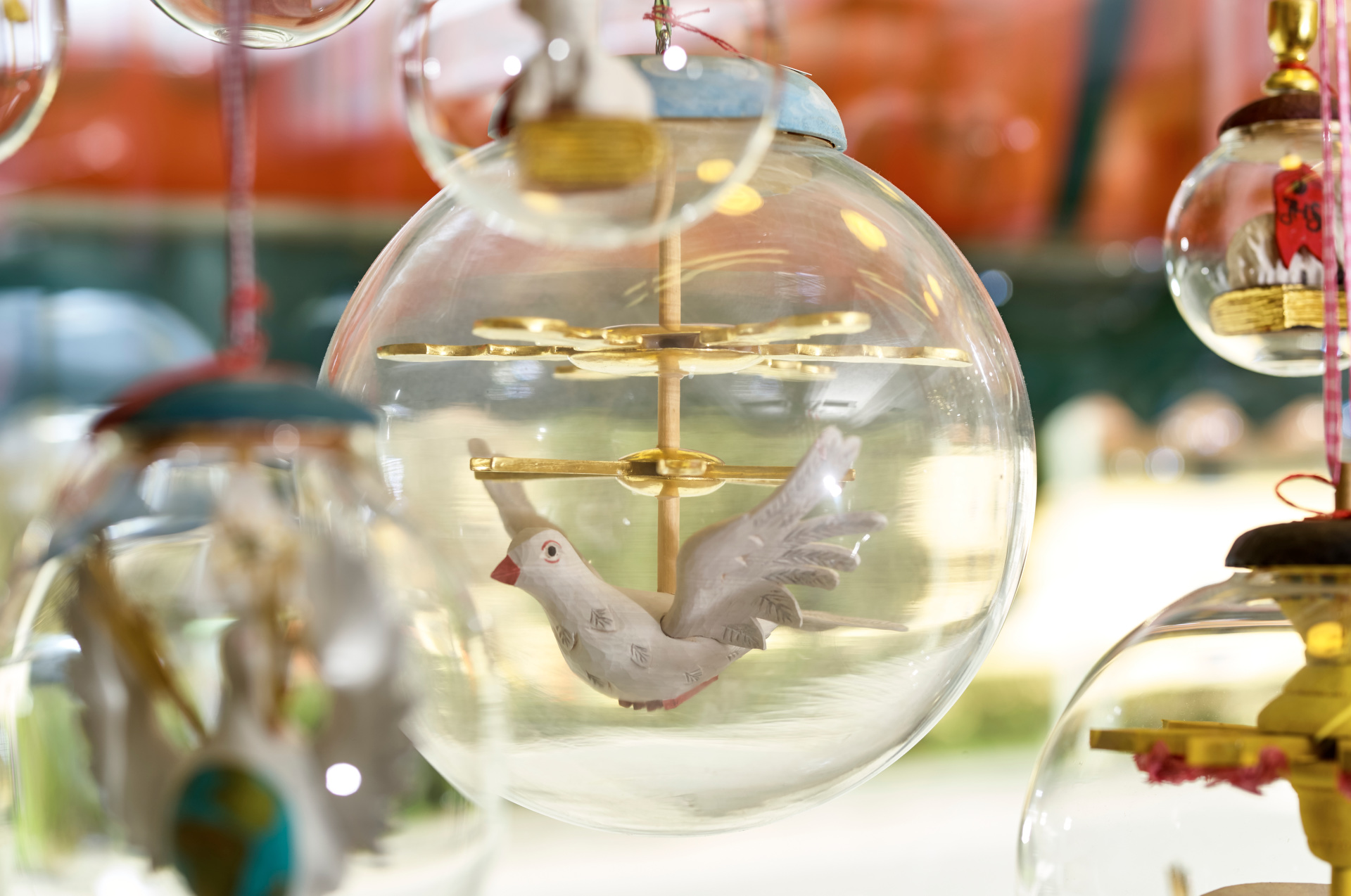 Die fertige Heilig-Geist-Kugel im Schaufenster beim Herrgottschnitzer von Bodenmais Die fertige Heilig-Geist-Kugel im Schaufenster beim Herrgottschnitzer von Bodenmais
