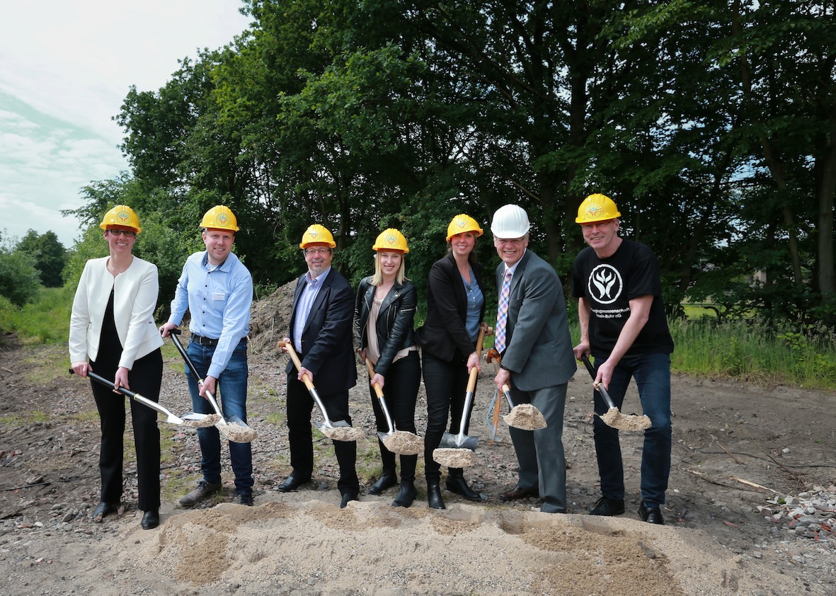 Beim Spatenstich trafen sich u.a. G. Bohlen von der EGRR und P. Knitsch vom Umweltministerium NRW. ( Beim Spatenstich trafen sich u.a. G. Bohlen von der EGRR und P. Knitsch vom Umweltministerium NRW. (