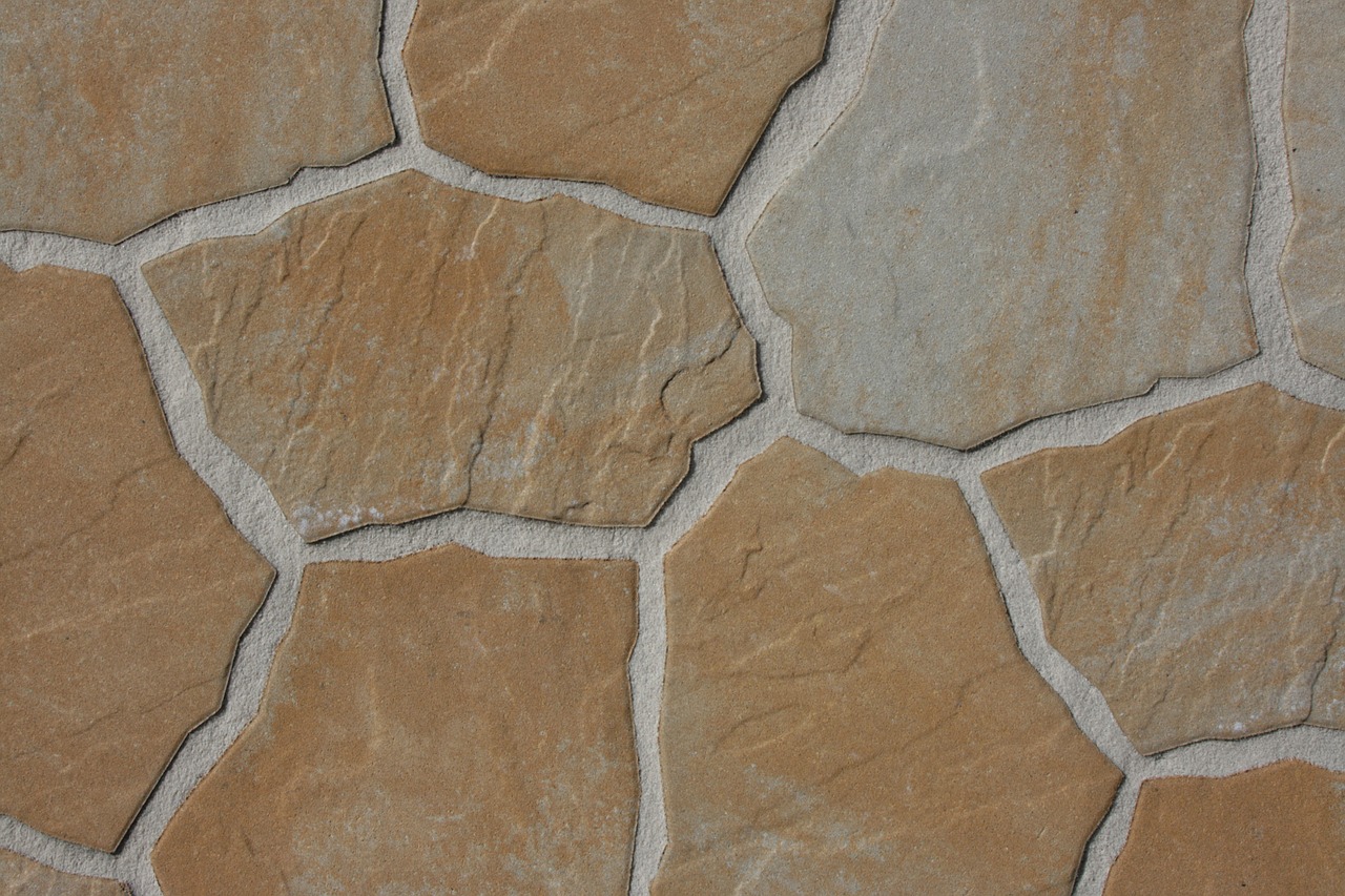 Matte Natursteinplatten mit unregelmäßigen Kanten (Bildquelle: Creative Commons CC0)