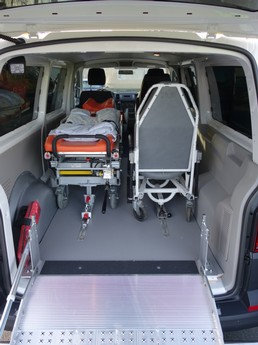 Transportbett und Transportstuhl, gesichert auf Heavy Duty-Airlineschienen