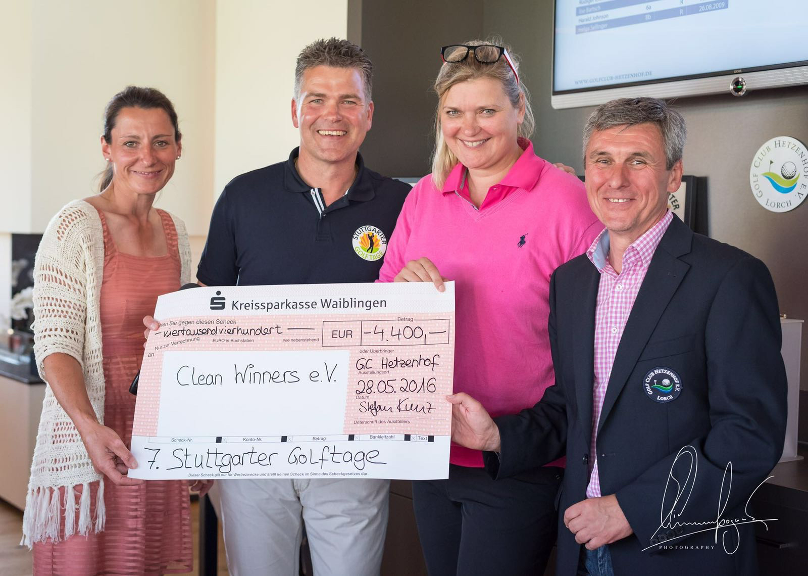 Susi Erdmann (Rodel-& Bob-Legende, Botschafterin Clean Winners e.V.) nimmt Spendenscheck entgege