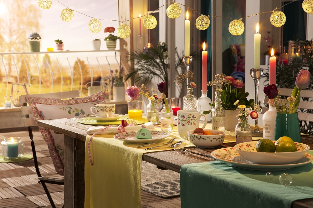 Geschirr und Tischwaesche von erwinmueller.de für die stimmungsvolle Sommerparty. (Bildquelle:©erwin