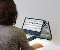 Das VisioBook: Dank schwenkbarer Kamera auch bei Vorträgen Text und Bild bis zu 30-fach vergrößern. Das VisioBook: Dank schwenkbarer Kamera auch bei Vorträgen Text und Bild bis zu 30-fach vergrößern.