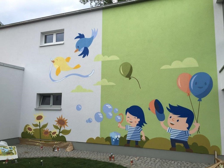 Ein Künstler hat die Fassade des Hauses kindgerecht gestaltet. Ein Künstler hat die Fassade des Hauses kindgerecht gestaltet.