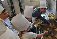 Kartoffelrösti backen – jeder darf mal. (Foto Novotel Karlsruhe City) Kartoffelrösti backen – jeder darf mal. (Foto Novotel Karlsruhe City)