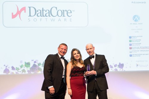 Stolze Preisträger: DataCores Brett Denly und Emily Darling mit Jason Holloway (DCS)
