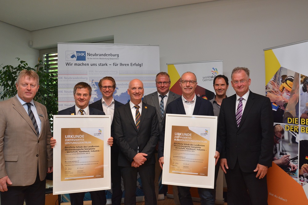 Stolz auf die Zertifizierung als IT-Bundesleistungszentrum von WorldSkills Germany (Bildquelle: @Wor Stolz auf die Zertifizierung als IT-Bundesleistungszentrum von WorldSkills Germany (Bildquelle: @Wor