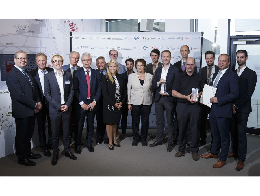 Die Gewinner des IDL 2016 mit Laudatoren, Ausrichtern und Unterstützern.