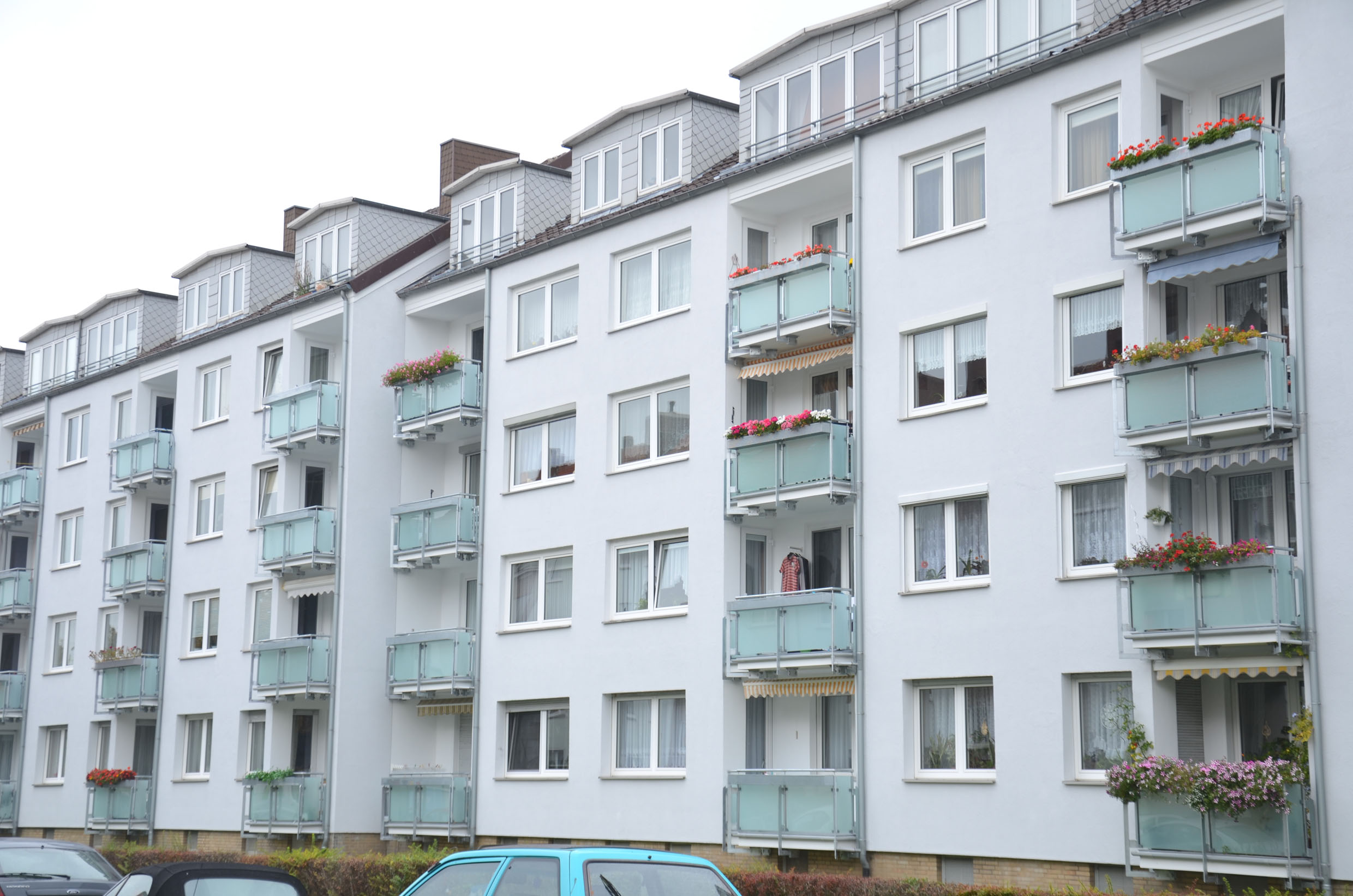 Nach der Sanierung mit Triflex erstrahlen die Balkone wieder in heller, freundlicher Optik. Nach der Sanierung mit Triflex erstrahlen die Balkone wieder in heller, freundlicher Optik.