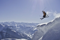 In den Kitzbüheler Alpen finden Wintersportfans über 1.000 Pistenkilometer und mehr als 350 Bahnen. In den Kitzbüheler Alpen finden Wintersportfans über 1.000 Pistenkilometer und mehr als 350 Bahnen.
