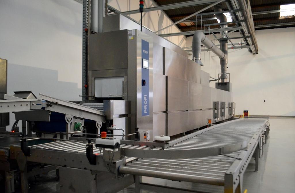 Die neue Teilereinigungsanlage bei Hartchrom reinigt problemlos unterschiedlichste Kistengrößen. (Bi Die neue Teilereinigungsanlage bei Hartchrom reinigt problemlos unterschiedlichste Kistengrößen. (Bi