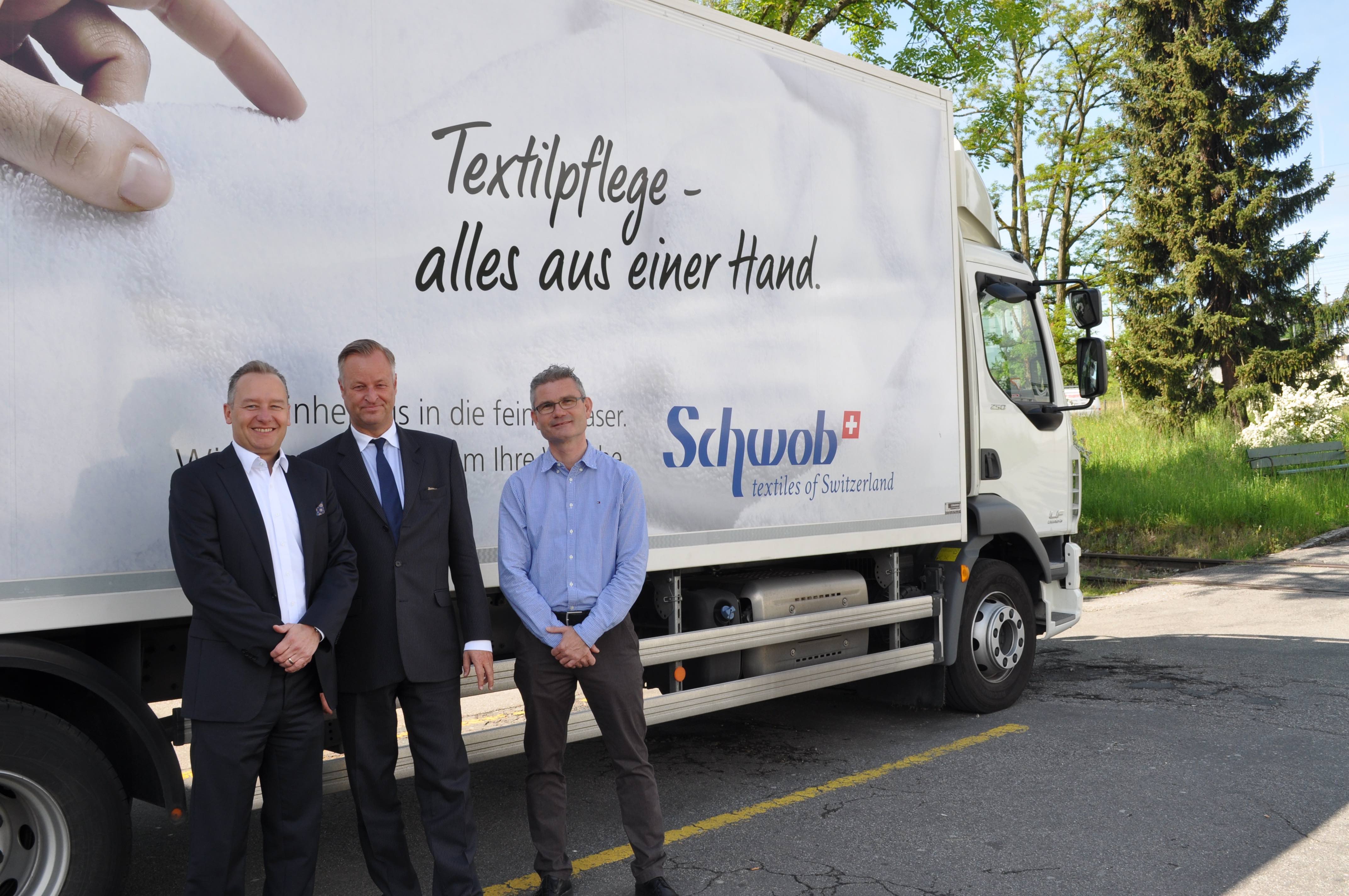 Servitex Geschäftsführer Karsten Jeß (Mitte) mit seinen Kollegen von der Schwob AG (Schweiz).