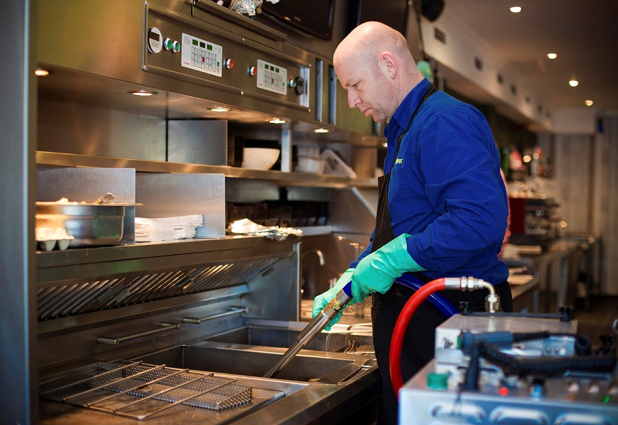 Filtafry filtriert vor Ort das gebrauchteÖl und sorgt immer für saubere Fritteusen Filtafry filtriert vor Ort das gebrauchteÖl und sorgt immer für saubere Fritteusen