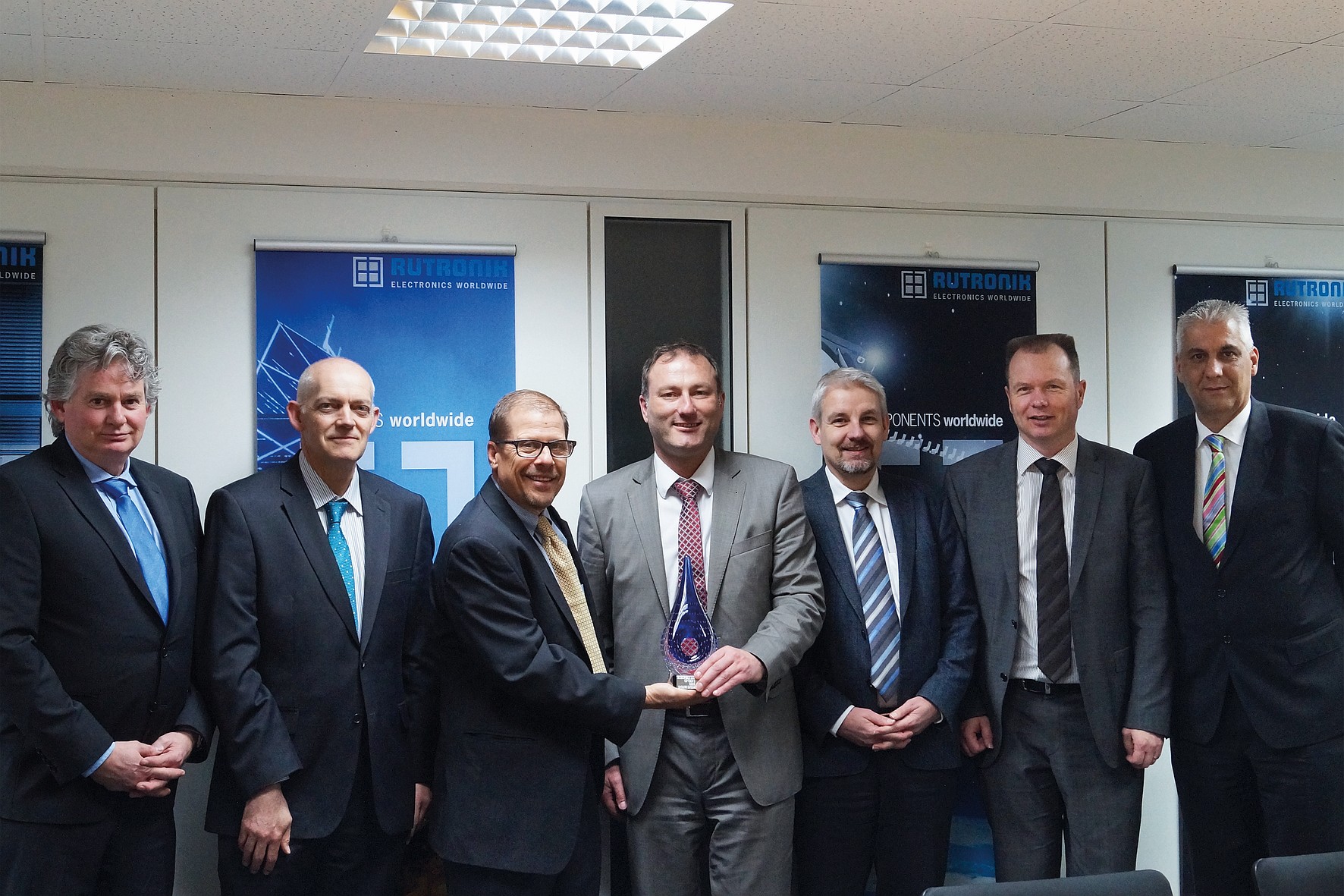Rutronik freut sichüber Auszeichnung"European Distributor of the Year" von Diodes (Bildque