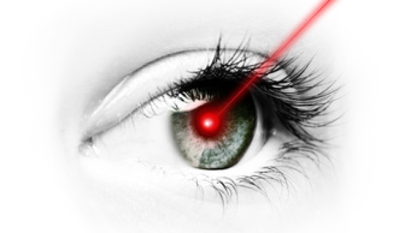 Bei den ersten Anzeichen für den Grauen Star: Augenarzt. (Bildquelle:©by-studio - Fotolia.com)