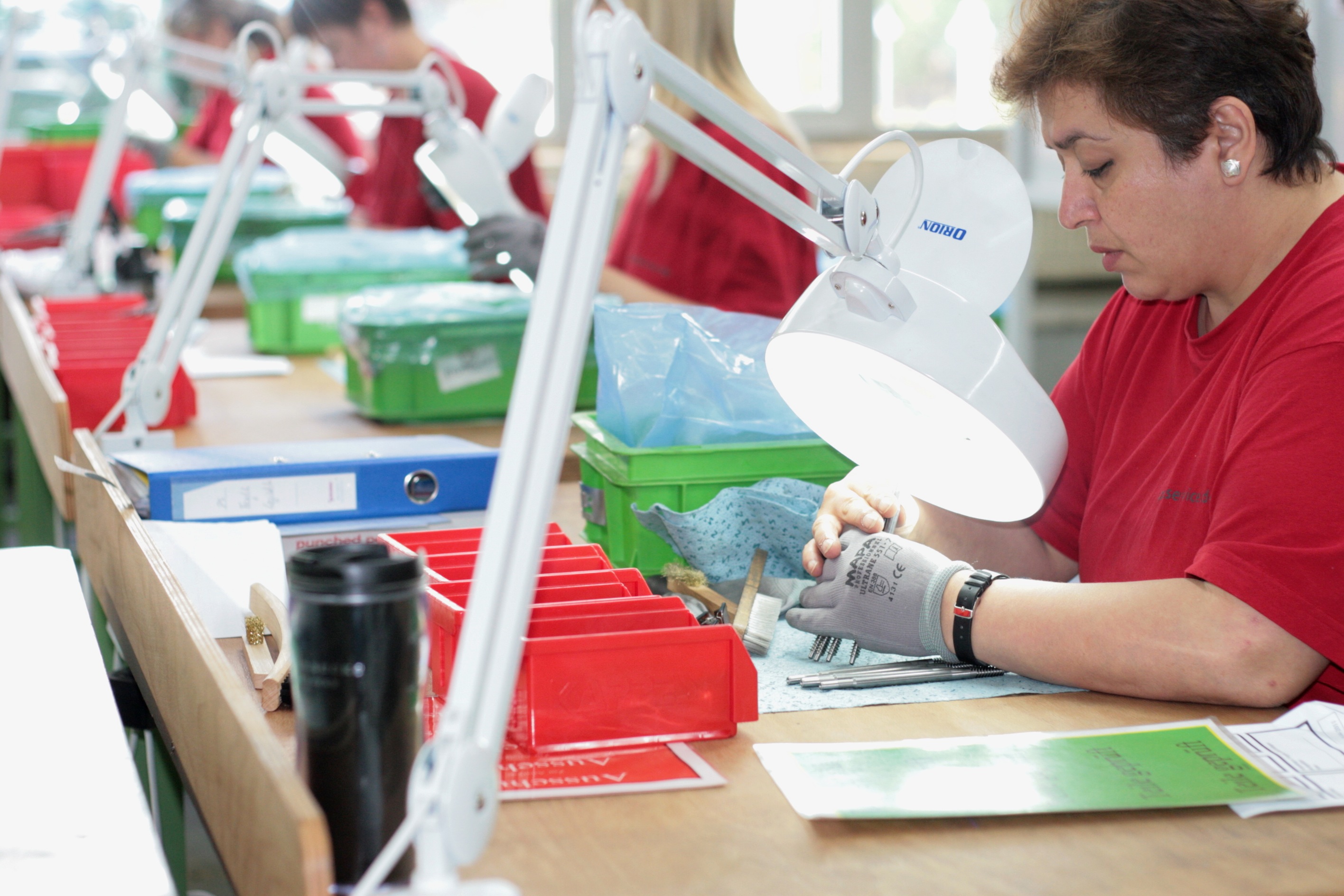 Mit geschultem Blick wird die Kundenware von Packserviceüberprüft. (Bildquelle: Packservice, Karlsru Mit geschultem Blick wird die Kundenware von Packserviceüberprüft. (Bildquelle: Packservice, Karlsru