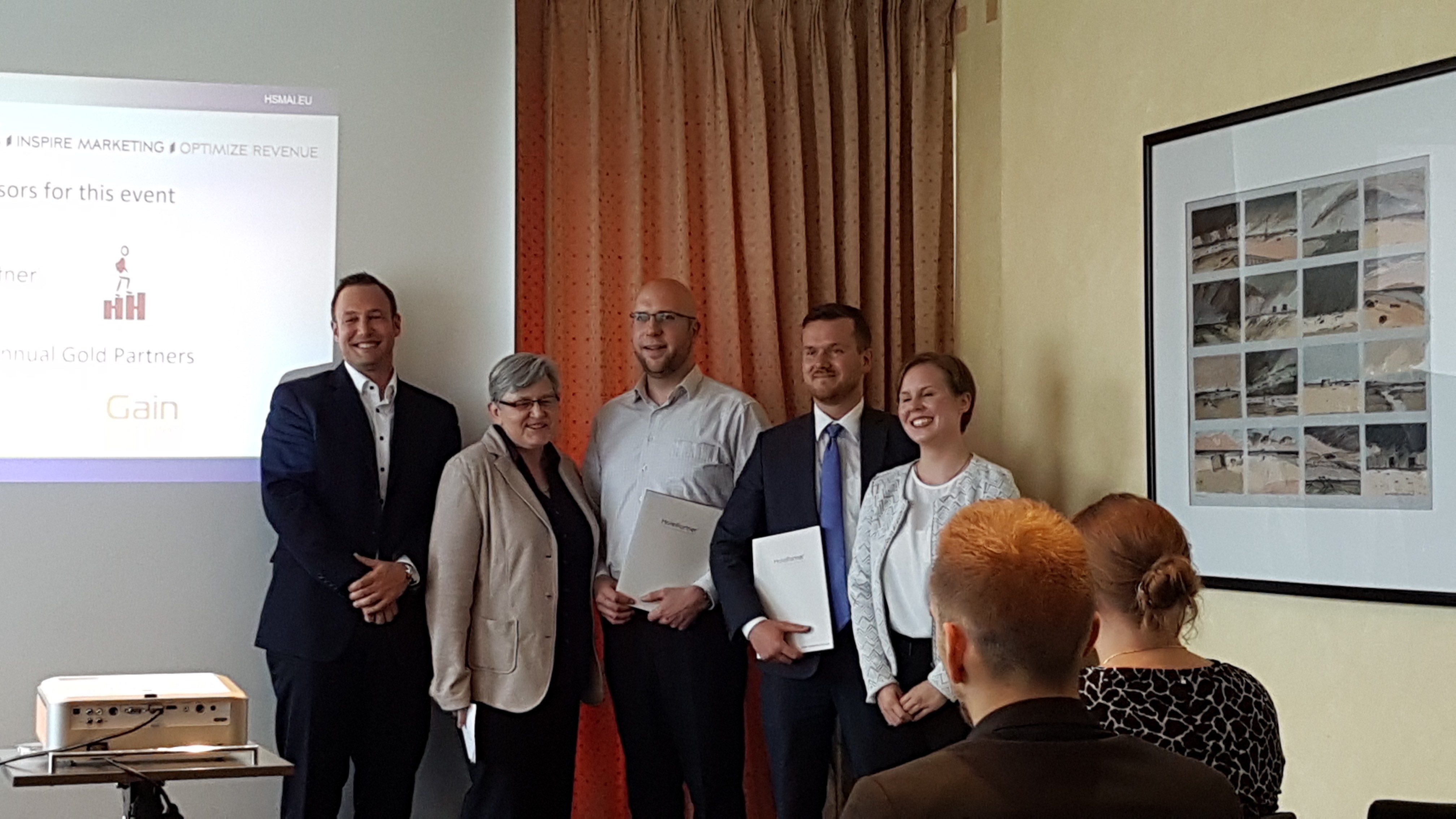 Renko Hermans und Brita Moosmann (HotelPartner) und die Gewinner des Stipendiums Jan Reiländer. und Renko Hermans und Brita Moosmann (HotelPartner) und die Gewinner des Stipendiums Jan Reiländer. und