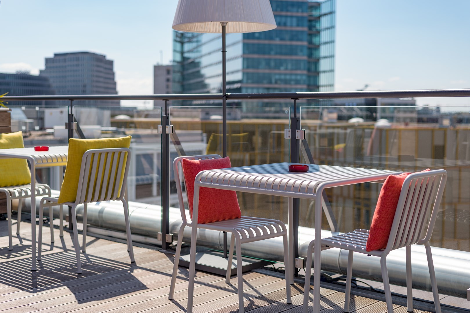 Schöne Aussichten auf der neuen Dachterrasse mit Möbeln von Hay Schöne Aussichten auf der neuen Dachterrasse mit Möbeln von Hay