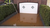Test des wasserdichten Tores bei Hochwasser Test des wasserdichten Tores bei Hochwasser