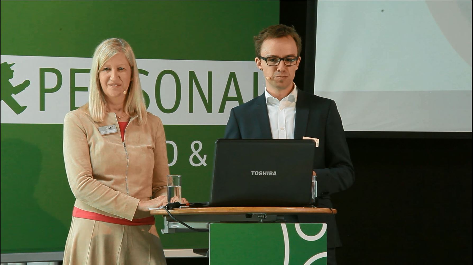 Geschäftsführer von Sequentis Medien (l. M.A. Ute Sidenstein, r. Dipl.-Ing. Christoph Meyer) Geschäftsführer von Sequentis Medien (l. M.A. Ute Sidenstein, r. Dipl.-Ing. Christoph Meyer)
