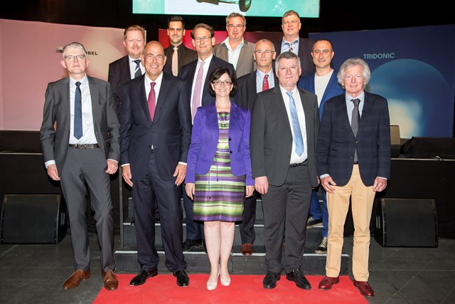 Das Management der Zumtobel Group mit den Jubilaren. Das Management der Zumtobel Group mit den Jubilaren.