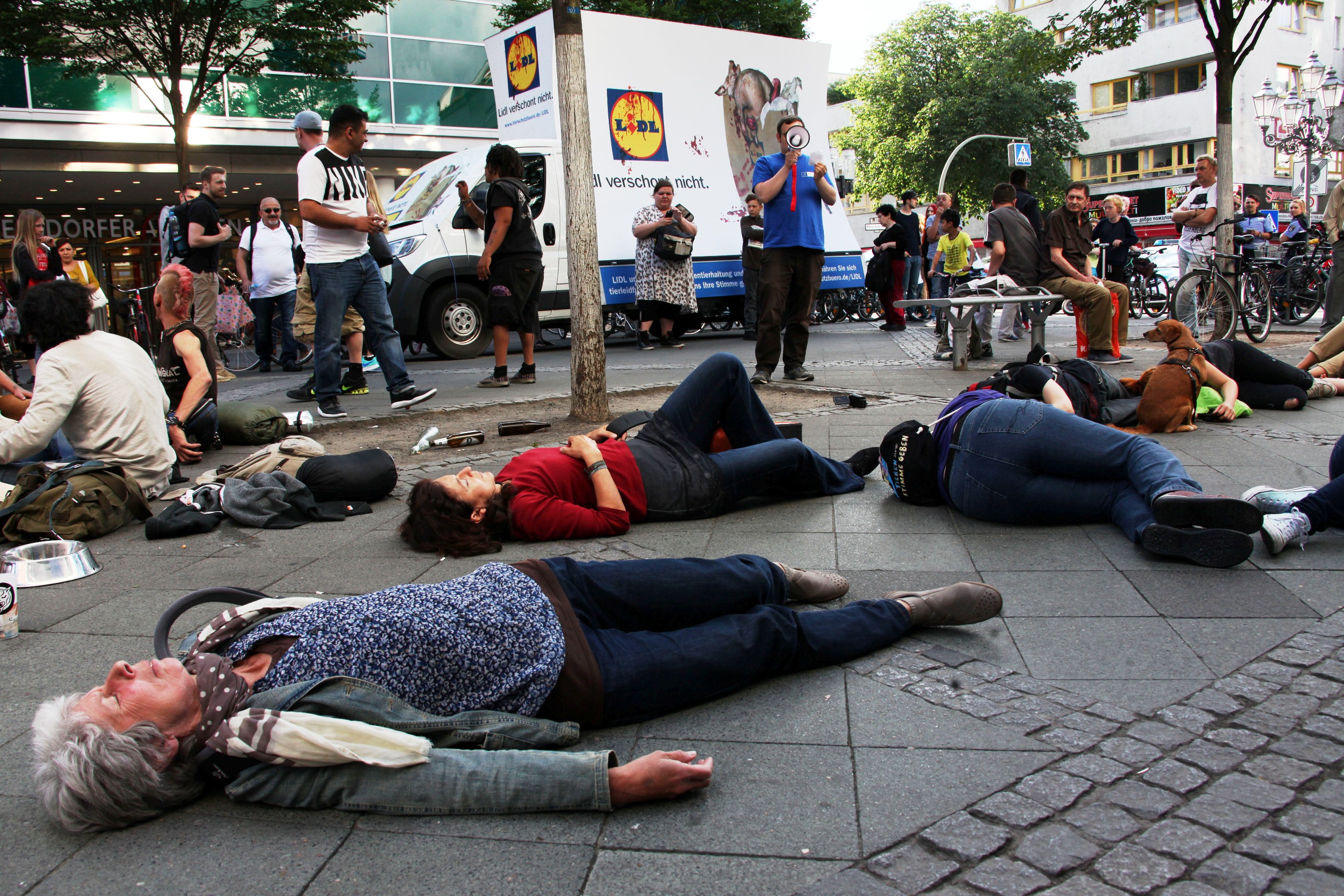 Flashmob vor LIDL-Filiale in Berlin-Wilmersdorf / 