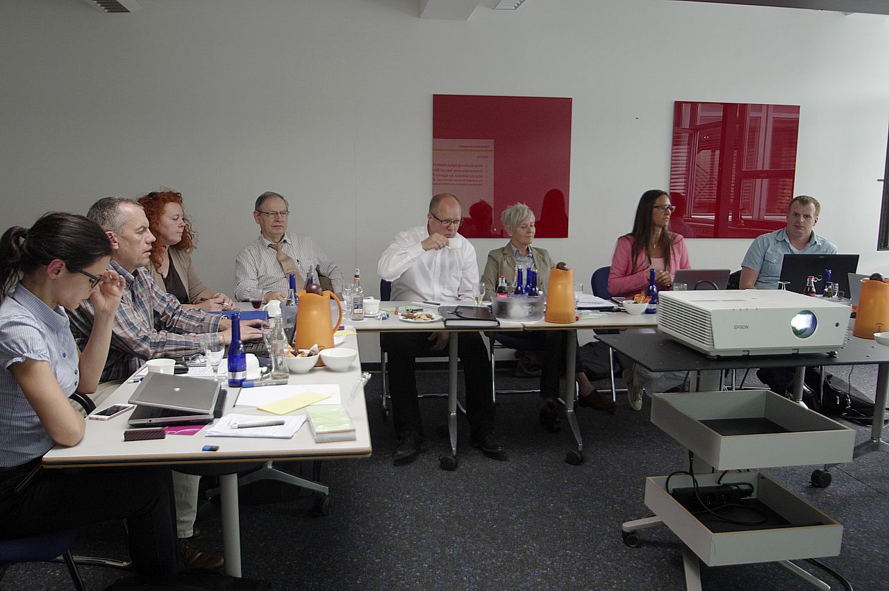 Tanja Ebbing (z. v. rechts) stellt Beraterkollegen ihre Idee eines Analysewerkzeugs für KMUs vor Tanja Ebbing (z. v. rechts) stellt Beraterkollegen ihre Idee eines Analysewerkzeugs für KMUs vor