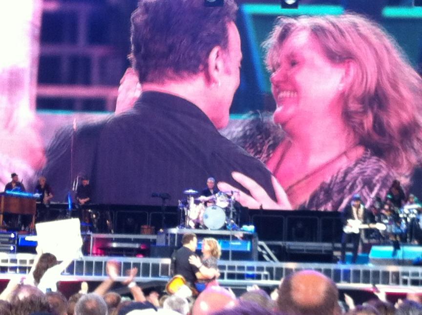 Bruce Springsteen tanzt mit Monica Deters auf der Bühne Bruce Springsteen tanzt mit Monica Deters auf der Bühne
