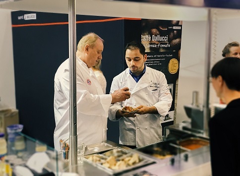 Alfons Schuhbeck und André Schellenberg (Leiter Menu Management) beim Hauptstadtkongress Alfons Schuhbeck und André Schellenberg (Leiter Menu Management) beim Hauptstadtkongress