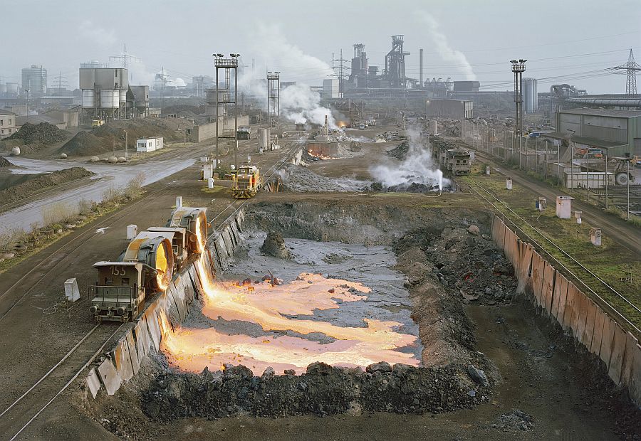 Matthias Koch: Schlacke-Abschüttung bei Thyssen, Duisburg, 2009 (Bildquelle:©Matthias Koch) Matthias Koch: Schlacke-Abschüttung bei Thyssen, Duisburg, 2009 (Bildquelle:©Matthias Koch)