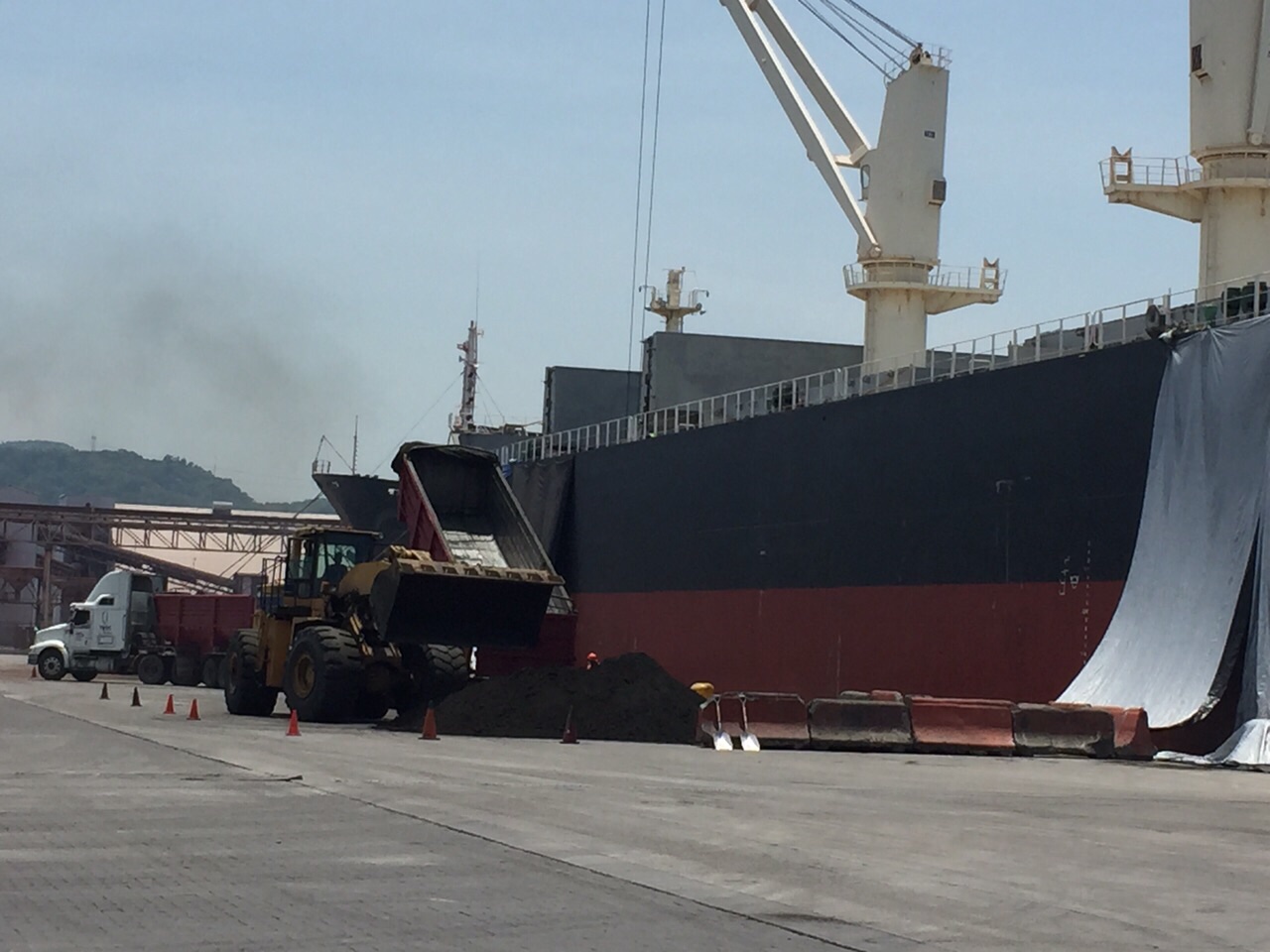 Konzentratverladung Cyprium im Hafen von Manzanillo Konzentratverladung Cyprium im Hafen von Manzanillo
