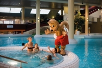 Familie im Hallenbad