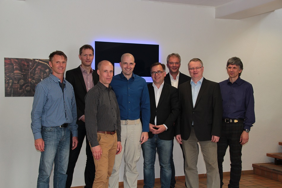 Gruppenfoto der Vertreter der Schulen sowie der amcm GmbH (v.li.n.re. siehe Textende) Gruppenfoto der Vertreter der Schulen sowie der amcm GmbH (v.li.n.re. siehe Textende)
