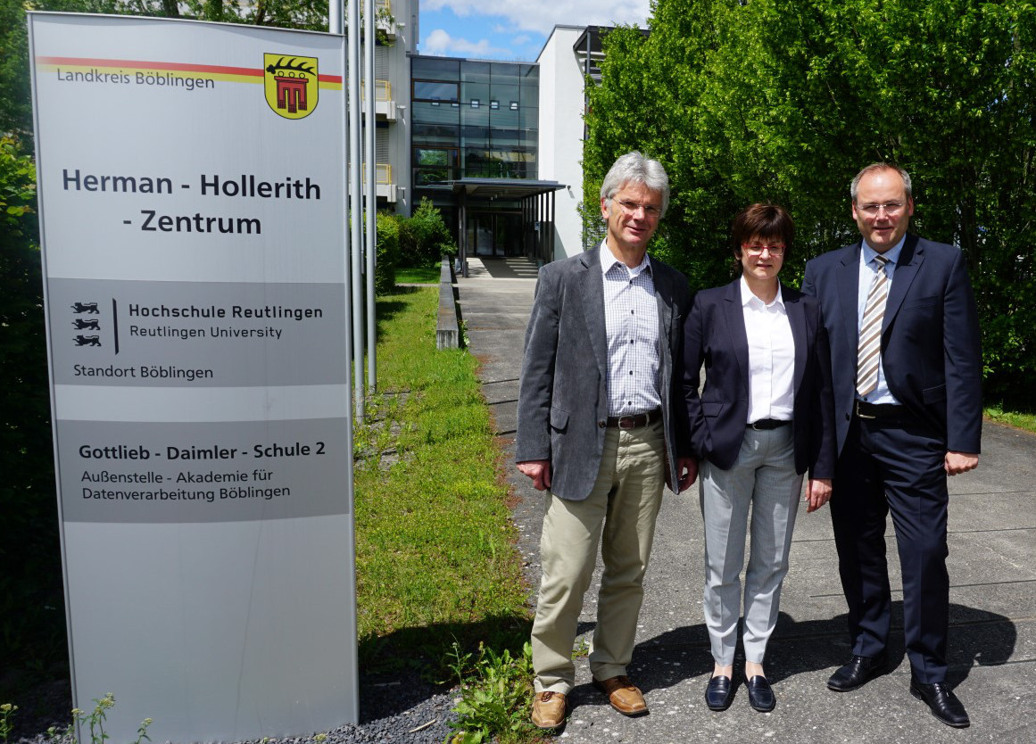 Thomas Höferth (Leiter der ADV), Karin Bieber-Machner (Rektorin der GDS2)  und Prof. Dr. Alexander R