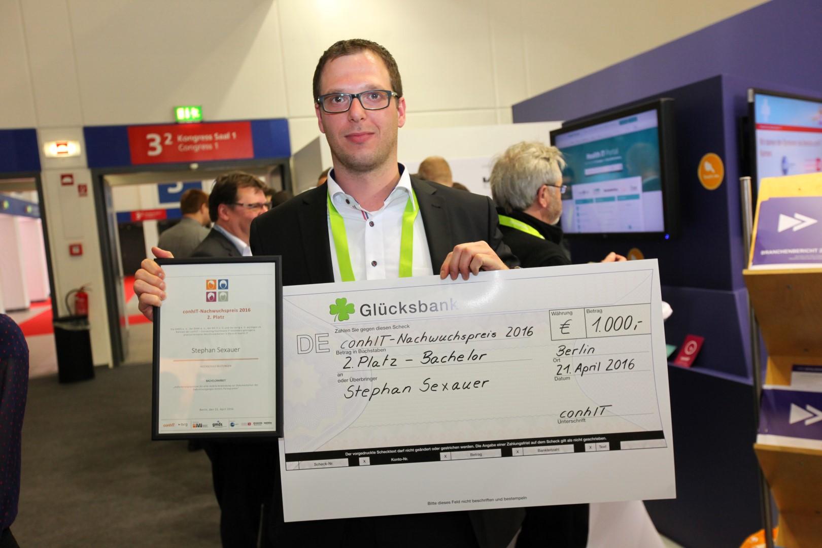 Stephan Sexauer mit dem symbolischen Scheck und der Urkunde nach der Preisvergabe Stephan Sexauer mit dem symbolischen Scheck und der Urkunde nach der Preisvergabe
