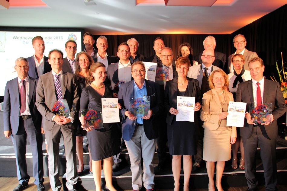 Gruppenbild der Sieger, Gewinner, Finalisten, Laudatoren und Organisatoren des Ludwig 2016
