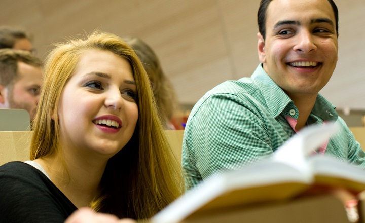 Beruf oder Masterstudium: Diese Frage stellen sich jetzt viele Studierende. Die Uni Bayreuth macht d