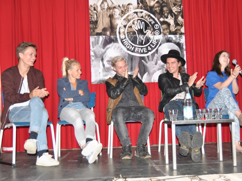Die Botschafter der Stiftung Menschen für Menschen beim Aktionstag HIGH Five 4 Life