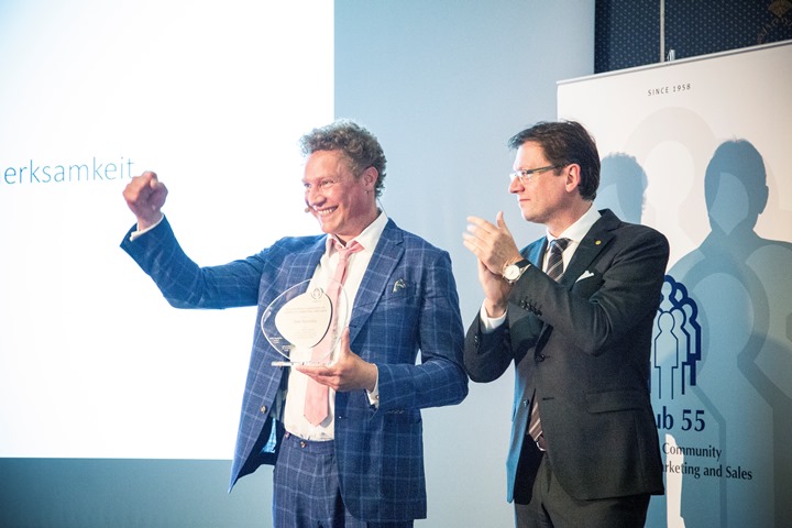 Braumeister Peter Kowalsky (links) erhält vom Präsidenten des Club 55 den Special Award (Bildquelle: Braumeister Peter Kowalsky (links) erhält vom Präsidenten des Club 55 den Special Award (Bildquelle: