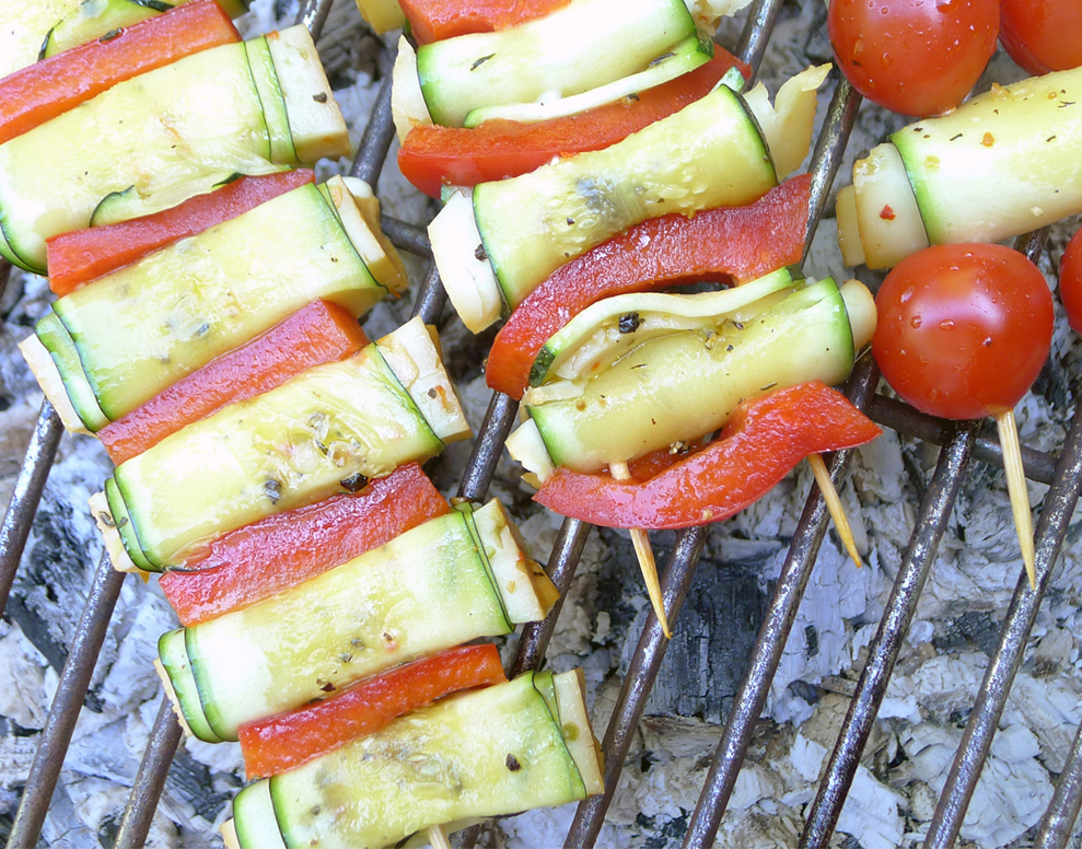 Leckere Grillspieße mit halbfestem Schnittkäse z.B. Basils Original Rauchkäse (Bildquelle: Bergader 