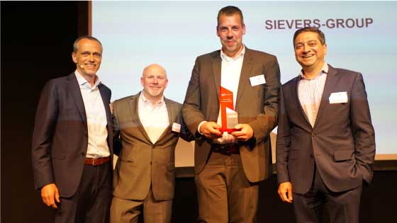 Thorsten Treidel, Prokurist Vertrieb und Marketing bei der SIEVERS-GROUP, nimmt den Partner-Award au