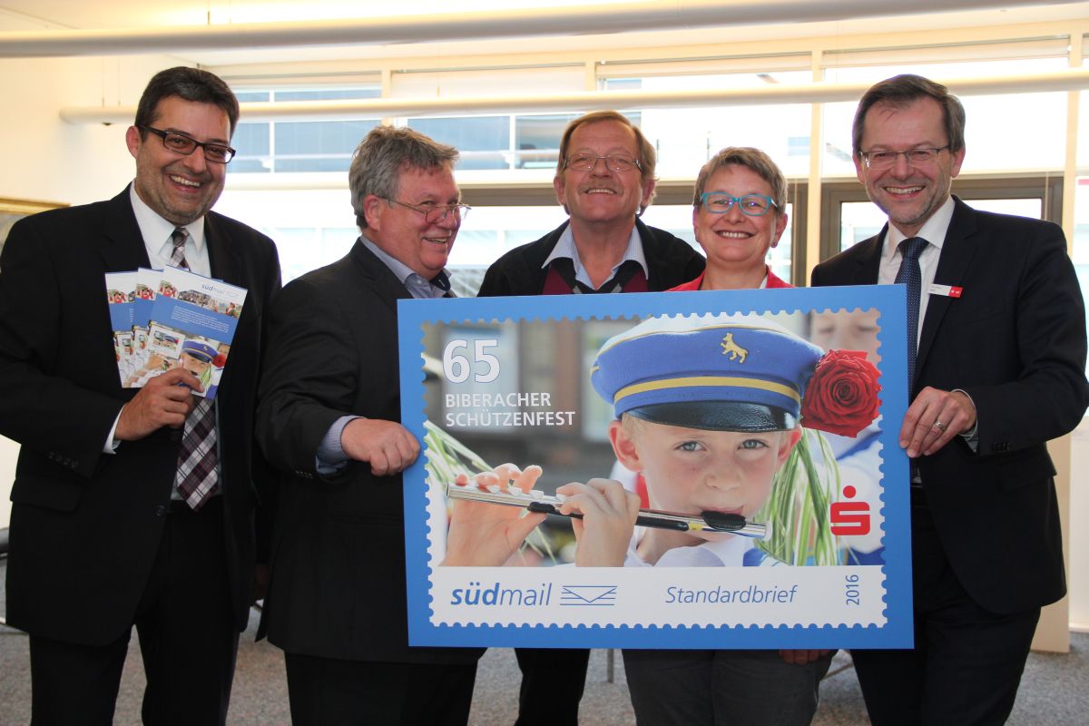 Schützenfest-Briefmarke kommt bei den Beteiligten gut an. Quelle: Tanja Bosch/Schwäbisch Media Schützenfest-Briefmarke kommt bei den Beteiligten gut an. Quelle: Tanja Bosch/Schwäbisch Media