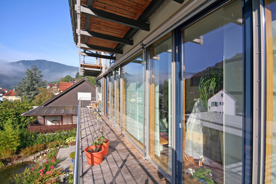 Angenehm natürliche Wohnatmosphäre - die Holzfenster schützt außen eine Aluminiumschale. (Bildquelle Angenehm natürliche Wohnatmosphäre - die Holzfenster schützt außen eine Aluminiumschale. (Bildquelle