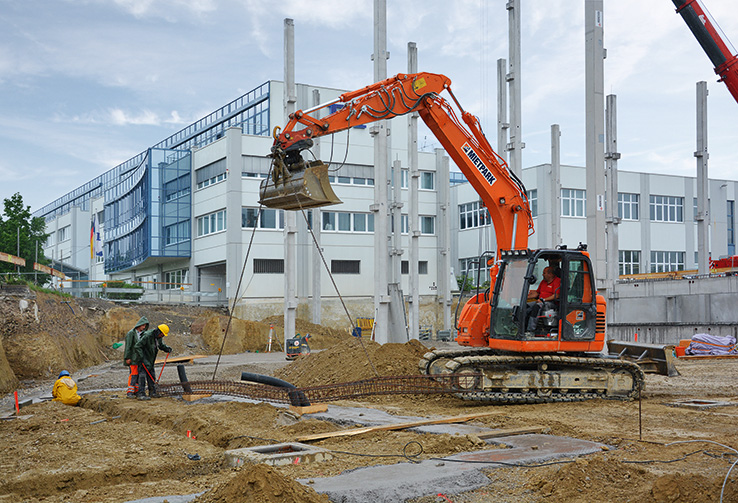 Ein Raupenbagger von HKL ist beim Bau des neuen Technologiezentrums für Physik Instrumente (PI) im E Ein Raupenbagger von HKL ist beim Bau des neuen Technologiezentrums für Physik Instrumente (PI) im E