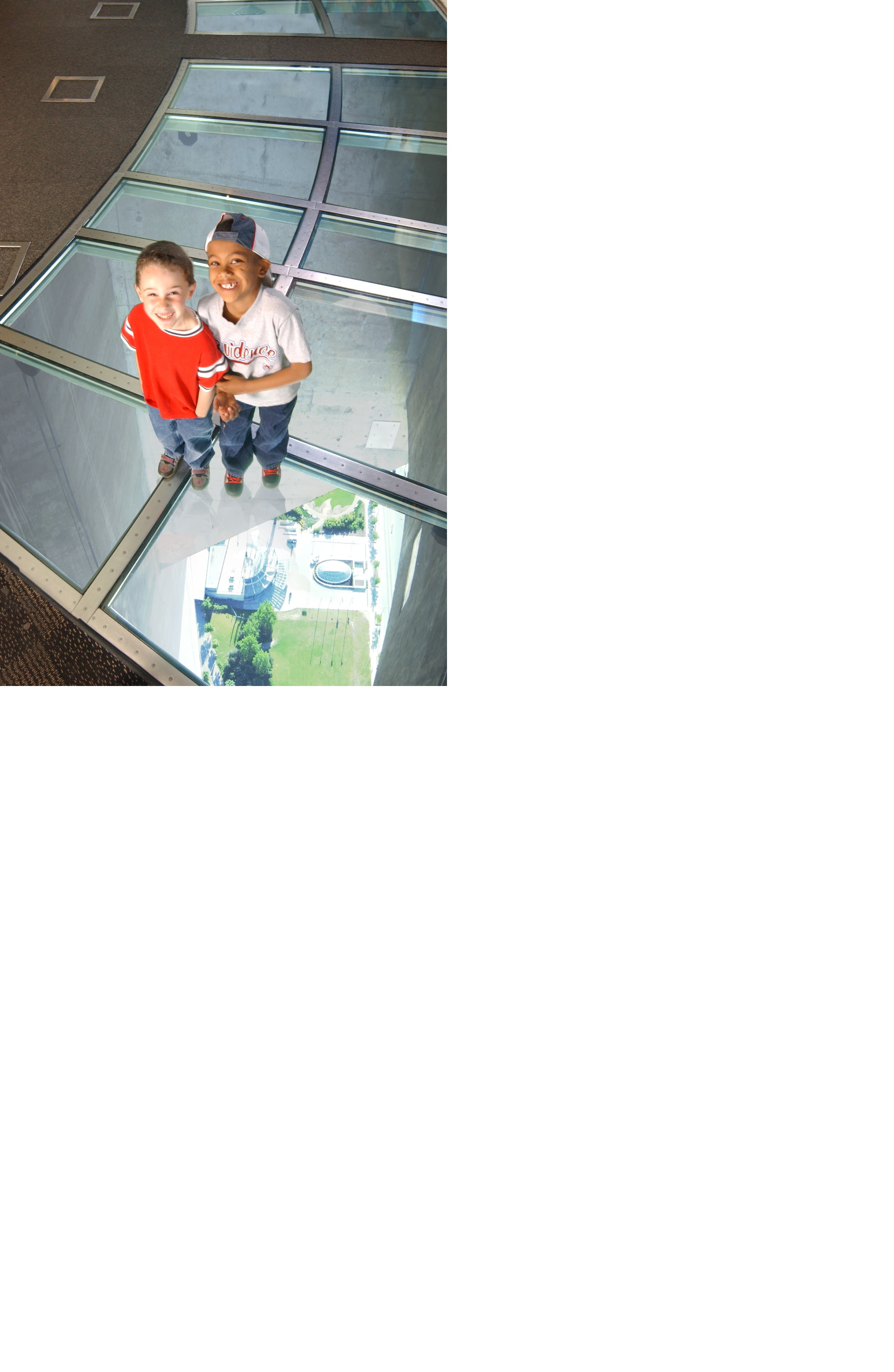 Mutig genug für den Glasboden hoch oben auf dem CN Tower?  Spaß ist hier garantiert! Bildnachweis: T