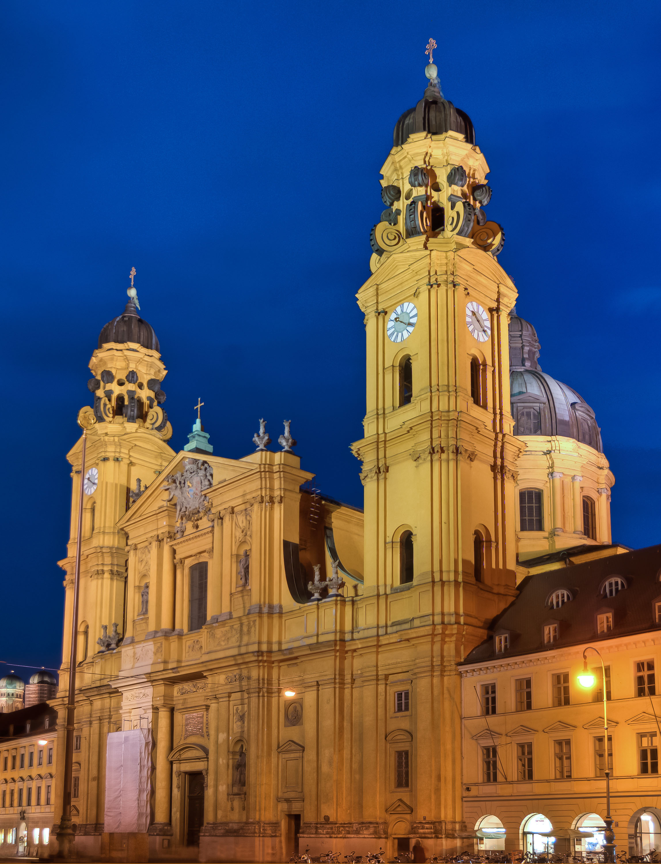 Die Theatinerkirche in München Die Theatinerkirche in München