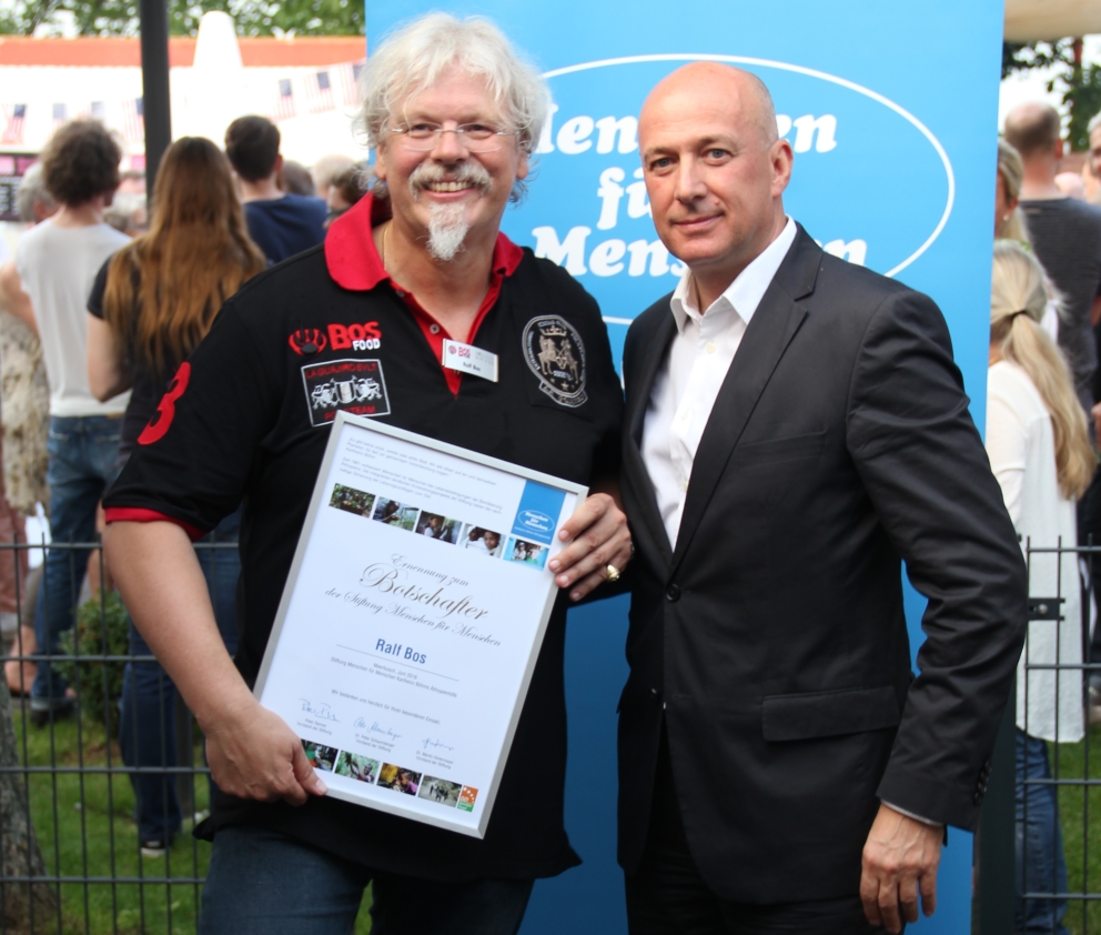 Ralf Bos (links) ist neuer Botschafter für die Stiftung Menschen für Menschen.